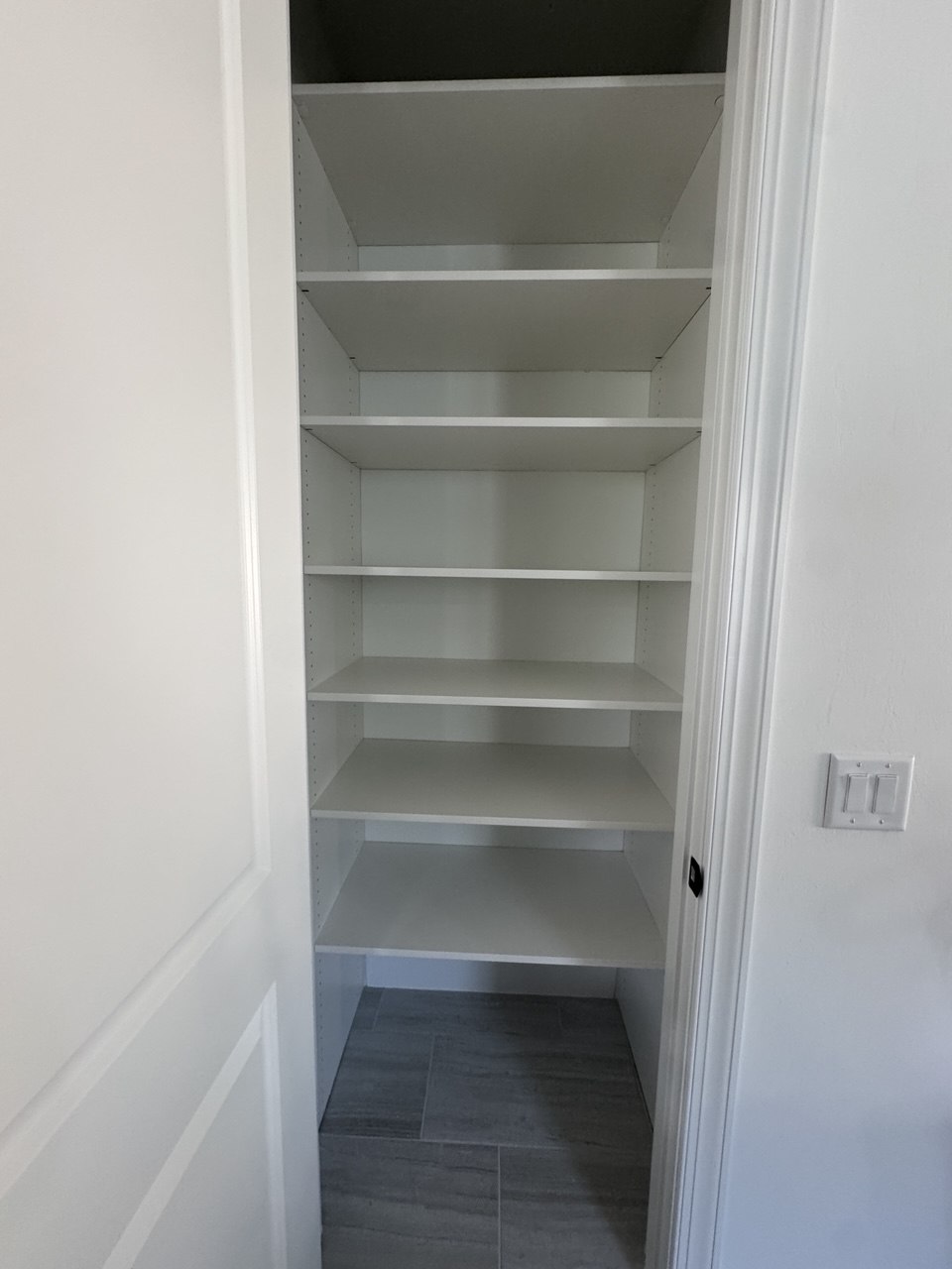 Reach-In Closet 11